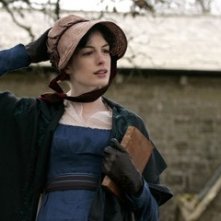 Anne Hathaway in un'immagine del film Becoming Jane - il ritratto di una donna contro