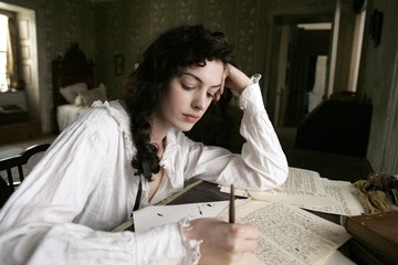 Anne Hathaway in una sequenza di Becoming Jane - il ritratto di una donna contro