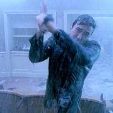 John Cusack in una sequenza d'azione del film 1408