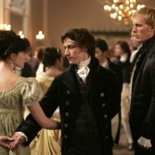 Laurence Fox Anne Hathaway E James Mcavoy In Una Scena Del Film Becoming Jane Il Ritratto Di Una Donna Contro 48195