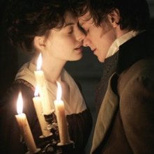 Un bacio tra Anne Hathaway e James McAvoy, protagonisti del film Becoming Jane - il ritratto di una donna contro