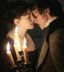 Un bacio tra Anne Hathaway e James McAvoy, protagonisti del film Becoming Jane - il ritratto di una donna contro