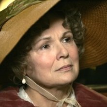 Un primo piano di Julie Walters nel film Becoming Jane