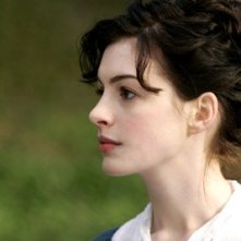 Una bella immagine di Anne Hathaway, protagonista di Becoming Jane