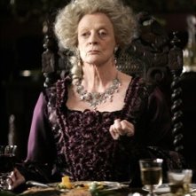 Una scena del film Becoming Jane: Maggie Smith