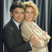 Vincenzo Salemme e Lucrezia Lante della Rovere in una scena di SMS - sotto mentite spoglie