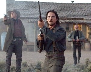 Christian Bale con Kevin Durand e Peter Fonda in una sequenza di Quel treno per Yuma