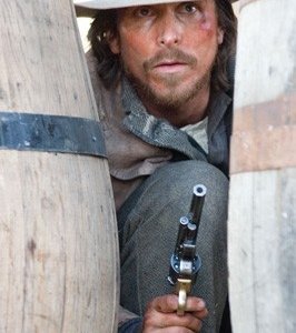 Christian Bale in una scena drammatica del film Quel treno per Yuma