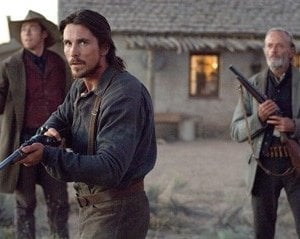 Christian Bale, Kevin Durand e Peter Fonda in una scena di Quel treno per Yuma