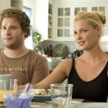 la bellissima Katherine Heigl accanto a Seth Rogen in una scena di Molto incinta