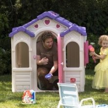 La piccola Maude Apatow e Seth Rogen in una scena del film Molto incinta