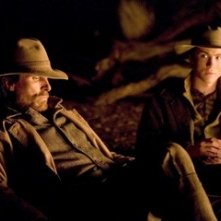 Logan Lerman e Christian Bale in una delle scene di Quel treno per Yuma