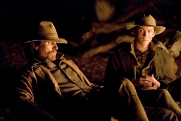 Logan Lerman e Christian Bale in una delle scene di Quel treno per Yuma