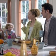 Paul Rudd e Leslie Mann con le piccole Maude e Iris Apatow in una scena di Molto incinta