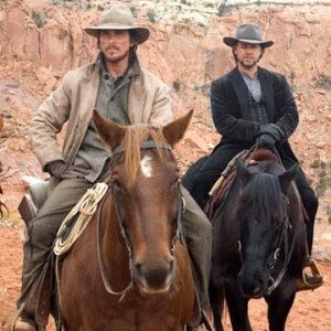 Russell Crowe e Christian Bale in una scena di Quel treno per Yuma