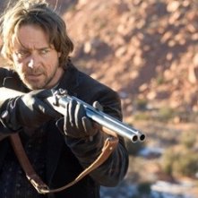 Russell Crowe in una scena del western Quel treno per Yuma