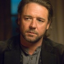 Un primo piano di Russell Crowe in una scena di Quel treno per Yuma