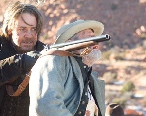 Crowe in una scena di Quel treno per Yuma