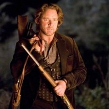 Russell Crowe in una sequenza di Quel treno per Yuma