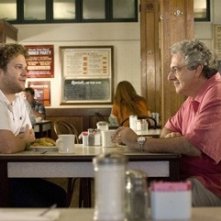 Seth Rogen con Harold Ramis in una sequenza di Molto incinta