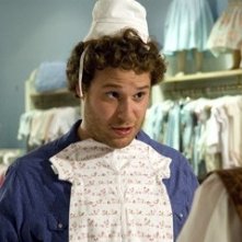 Seth Rogen prova vestitini a lui poco adatti in una scena di Molto incinta