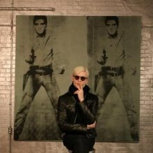 Un irriconoscibile Guy Pearce interpreta Andy Warhol nel film Factory Girl