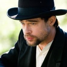 primo piano di Brad Pitt in un'immagine de L'assassinio di Jesse James