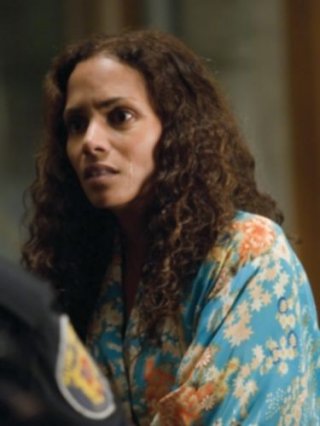 La splendida Halle Berry in una scena di Noi due sconosciuti