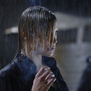 Katee Sackhoff in una scena del pilot di Bionic Woman