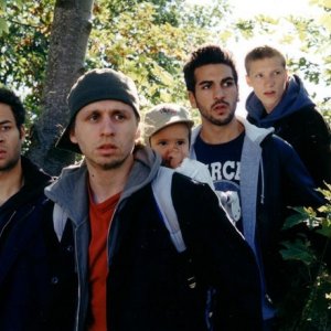 Elyas M'Barek (con la barba) è tra i protagonisti di Wholetrain