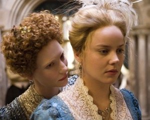 Cate Blanchett e Abbie Cornish una scena del film Elizabeth: The Golden Age