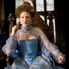 Cate Blanchett interpreta Queen Elizabeth I in una scena del film Elizabeth: The Golden Age