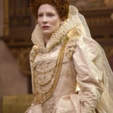 Cate Blanchett è Queen Elizabeth I in una scena del film Elizabeth: The Golden Age