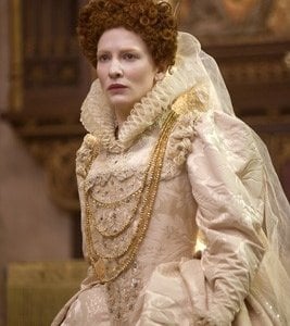 Cate Blanchett è Queen Elizabeth I in una scena del film Elizabeth: The Golden Age