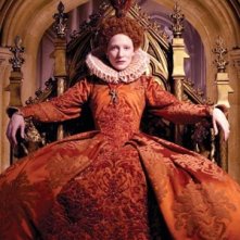 Una regale Cate Blanchett in una scena del film The Golden Age