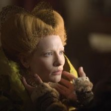 Cate Blanchett in una scena del dramma storico Elizabeth The Golden Age
