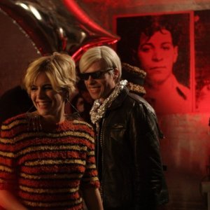 Sienna Miller con Guy Pearce nel film Factory Girl