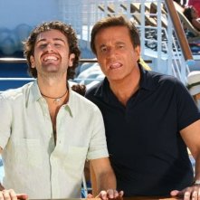 Christian De Sica accanto a Alessandro Siani in una scena di Natale in Crociera