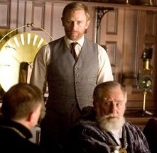 Daniel Craig in una scena del film La bussola d'oro