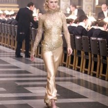 Una Nicole Kidman vestita d'oro in una scena de La bussola d'oro
