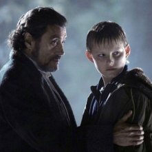 Alexander Ludwig e Ian McShane in una scena de Il risveglio delle tenebre