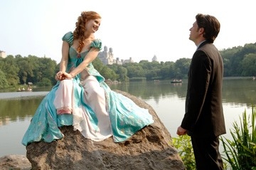 Amy Adams e Patrick Dempsey in una scena di Come d'incanto (2007)