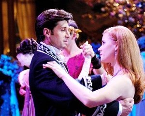 Amy Adams e Patrick Dempsey in una scena di Come d'incanto