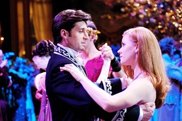 Amy Adams e Patrick Dempsey in una scena di Come d'incanto