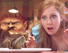Amy Adams e lo scoiattolo in una scena di Come d'incanto