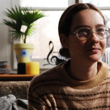 una sorridente e occhialuta Cristiana Capotondi in una scena di Come tu mi vuoi