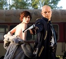 Timothy Olyphant e Olga Kurylenko in una sequenza del film Hitman