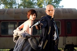 Timothy Olyphant e Olga Kurylenko in una sequenza del film Hitman