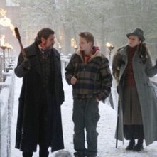 Alexander Ludwig e Ian McShane con Frances Conroy in una scena de Il risveglio delle tenebre