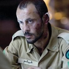 Ali Suliman in una scena di The Kingdom